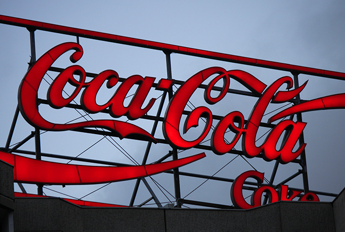 Polícia investiga caso de fezes humanas em latas da Coca-Cola
