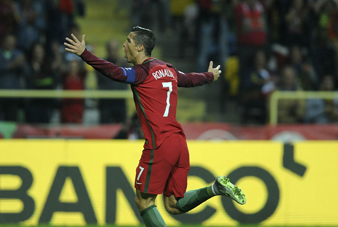 Cristiano Ronaldo entra no Top 10 de maiores artilheiros 