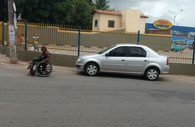 Carro estacionado em calçada atrapalha o fluxo de pedestre