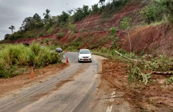 Deslizamento de terra deixa trânsito lento em trecho da BR-101