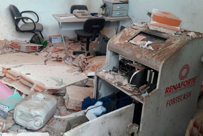 Grupo de criminosos explode cofre de posto de gasolina 