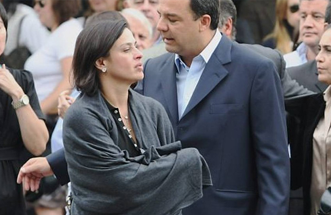 Mulher de Cabral é recebida com protestos ao chegar em casa