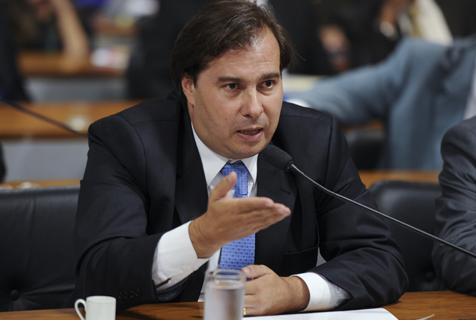 Maia envia ao Senado pacote de medidas de combate à corrupção