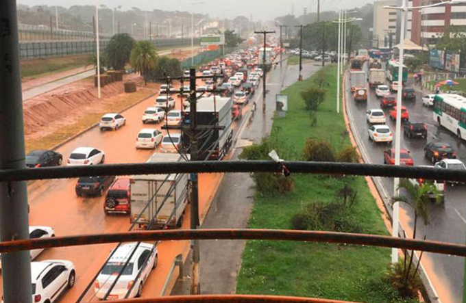Chuva danifica contenção de obras e Paralela fica alagada
