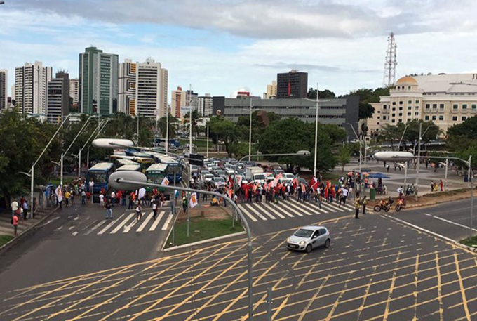 Grupo protesta contra reformas do governo Temer