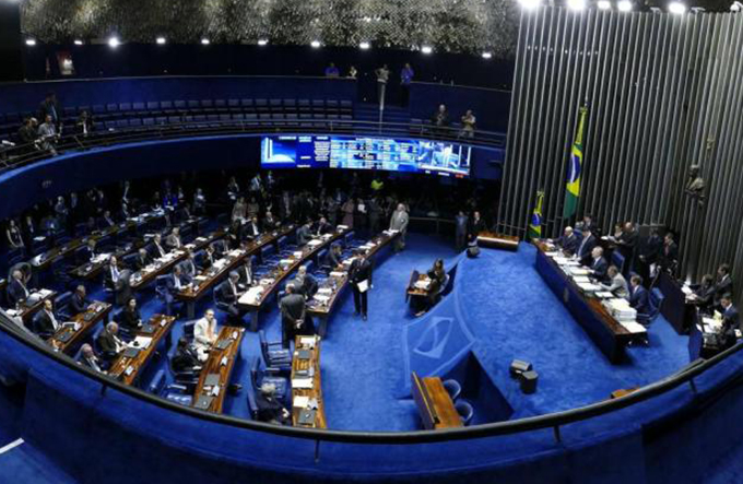 Senadores articulam 'meio-termo' para foro privilegiado