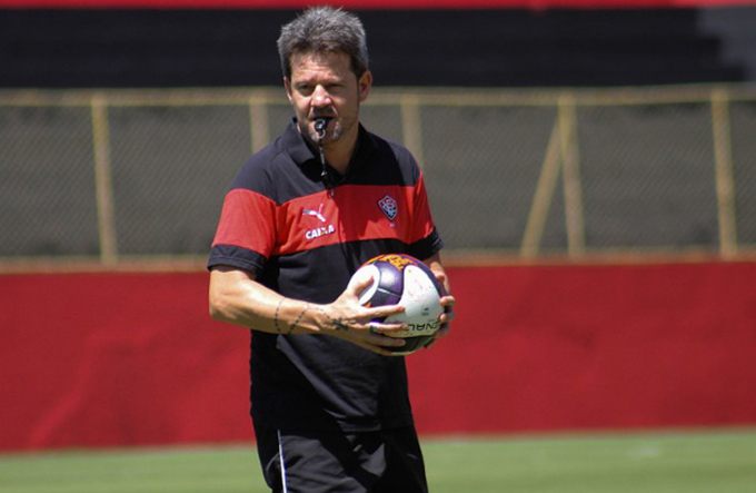 Leão quer manter marca contra o Flu de Feira