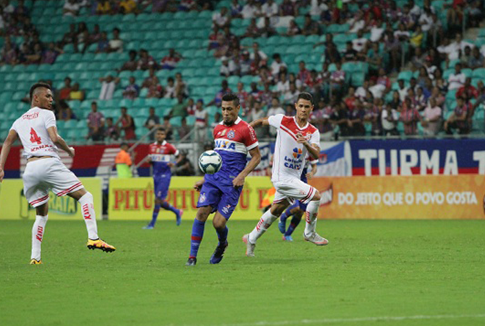 Hernane reclama de gol mal anulado e faz desabafo 
