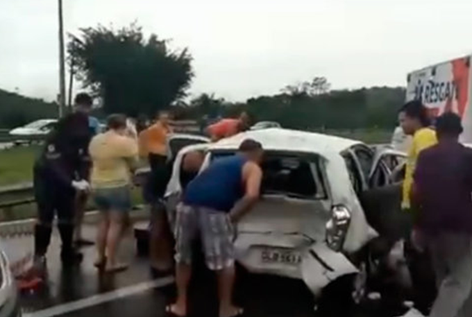 Acidente na BR-324 deixa três pessoas feridas; veja vídeo