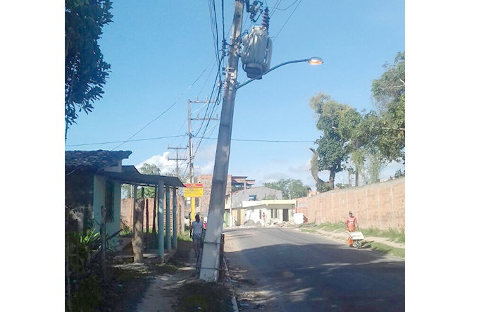 Poste de energia elétrica inclinado ameaça cair 
