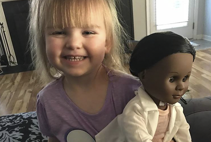 Menina escolhe boneca negra e rebate vendedora