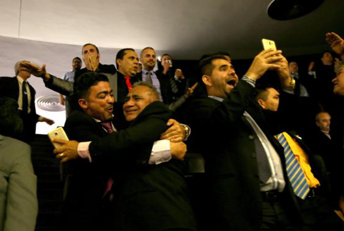 Câmara aprova projeto que cria regras para aplicativos 