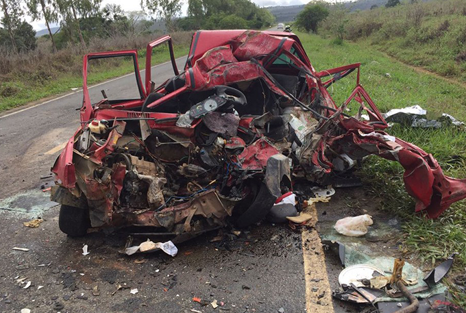 Batida com caminhão deixa carro destruído e uma pessoa morre