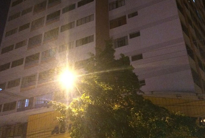 Mulher é presa após jogar bebê pela janela do 5º andar de prédio