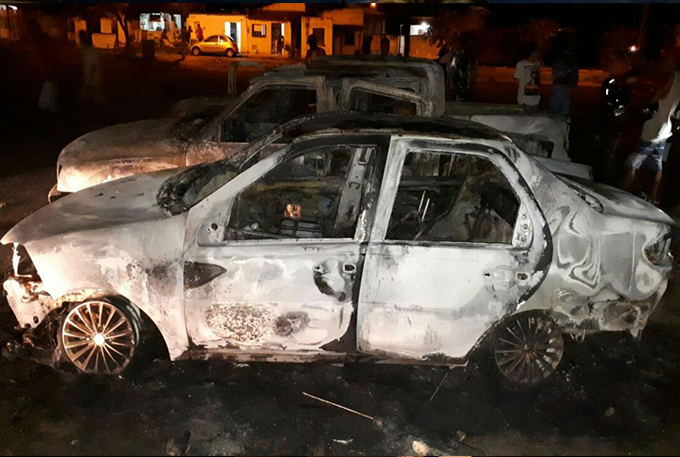 Participantes de bingo desconfiam de fraude e queimam carros