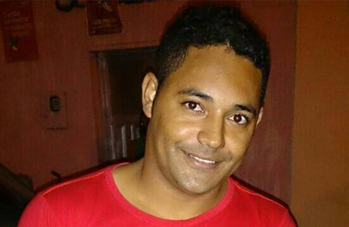 Cantor de arrocha morre após colidir em animal solto na pista