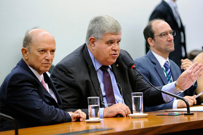Governo adia votação de reforma da Previdência para maio