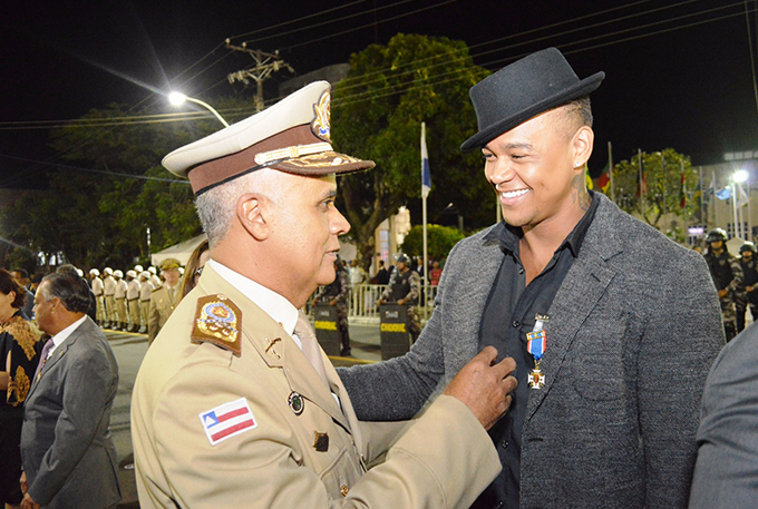 Léo Santana é condecorado com medalha do Mérito Policial Militar