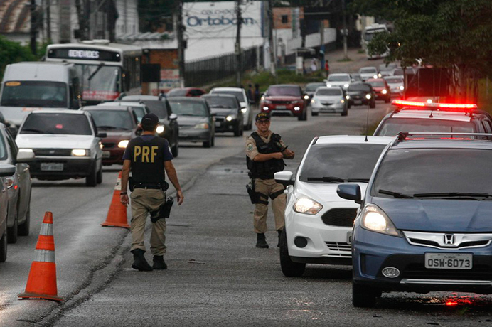 PRF e PRE reforçam policiamento nas rodovias neste feriado 