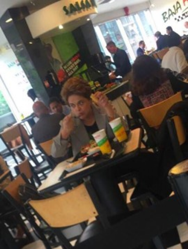 Dilma é vista almoçando sozinha em restaurante simples nos EUA
