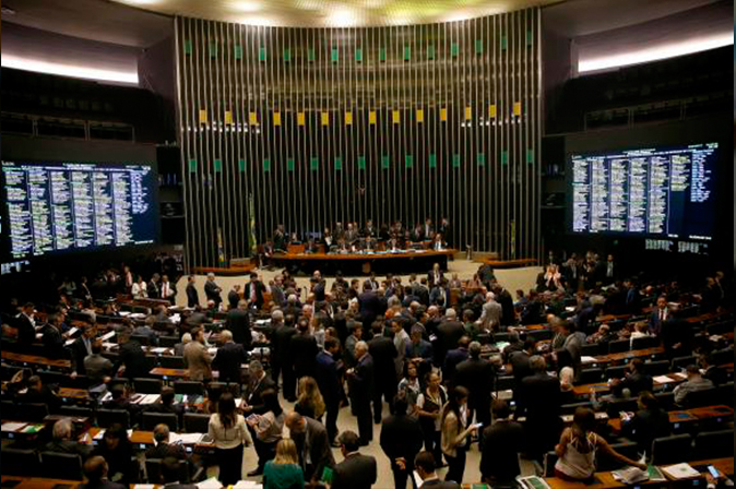 Câmara terá semana agitada com debates e início de votações 