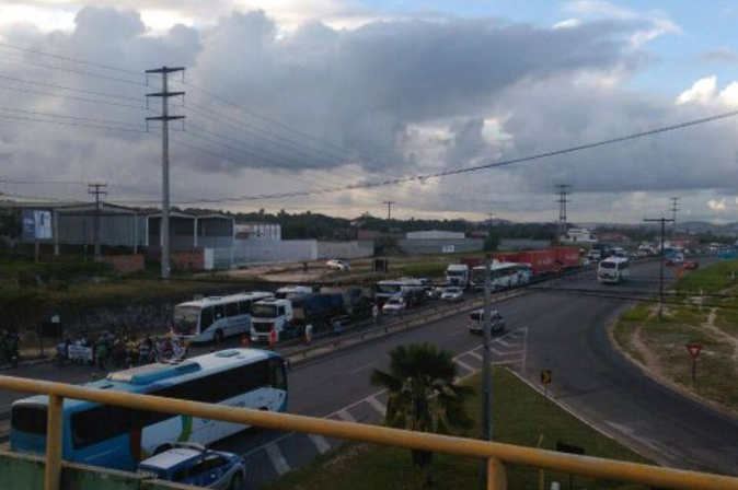 Protesto contra reforma trabalhista bloqueia trecho da Via Parafuso