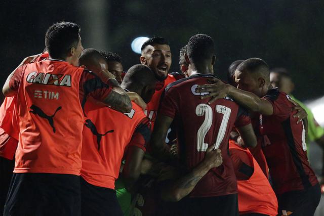 Vitória bate Bahia de virada, em jogo marcado por confusão e apagão, 