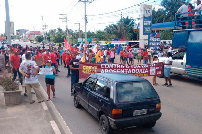 PM acompanha manifestações e desbloqueia vias em Salvador 
