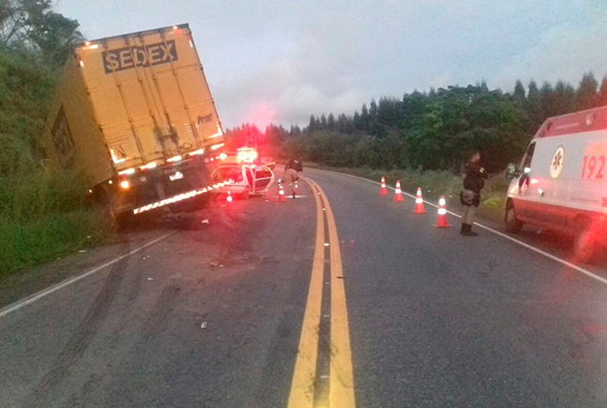 Acidente entre carro e caminhão deixa oito mortos e um ferido 