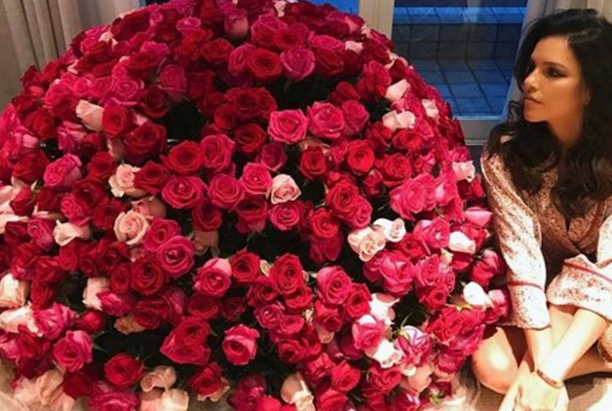 Mariana Rios reata namoro e ganha buquê de flores gigante; veja