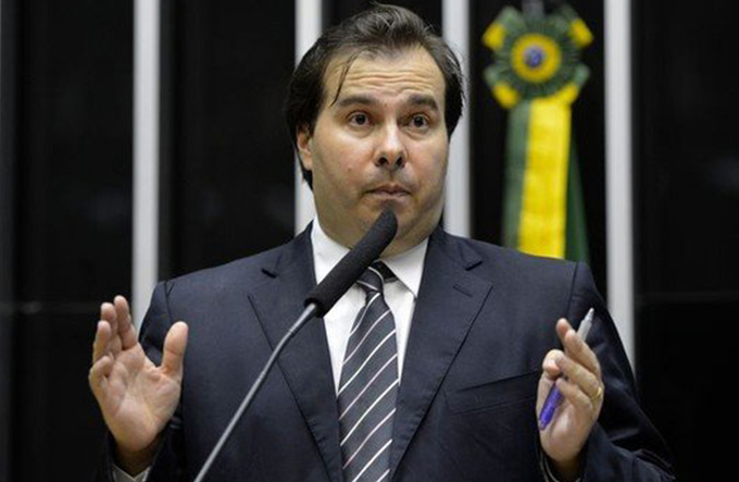 Maia recua e inclui agentes penitenciários na reforma 