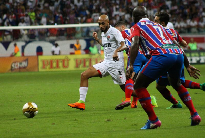 Vitória arranca empate do Bahia e mantém vantagem no Barradão