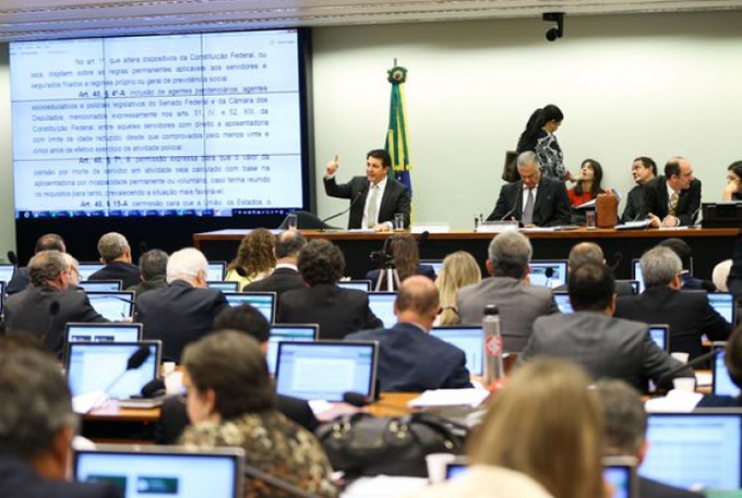 Comissão aprova relatório da reforma da Previdência