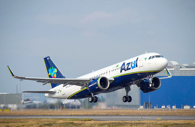 Azul começa em junho cobrança de R$ 30 por bagagem despachada