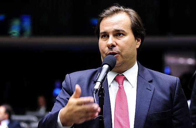 Câmara cria comissão que pode adiar eleições de 2018