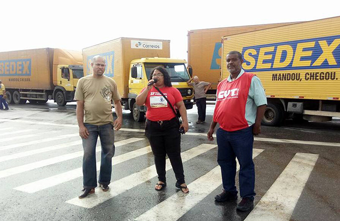 Manifestação bloqueia acesso em centro de triagem dos Correios