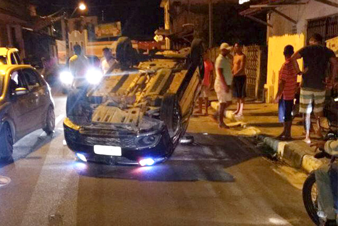 Carro bate em dois veículos e capota em Mata de São João