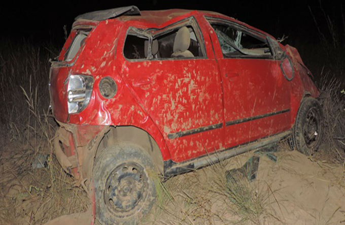 Carro com passageiros que seguiam para velório capota