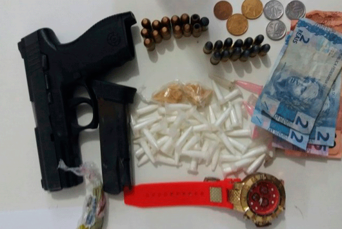 Dupla é presa com drogas e armas no Engenho Velho da Federação
