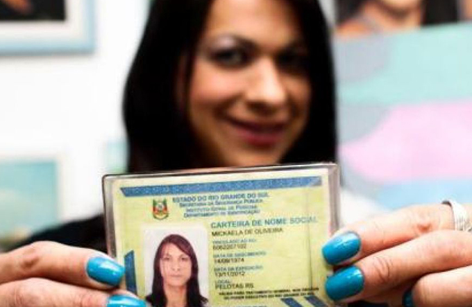 STJ decide que transexual pode alterar gênero na RG