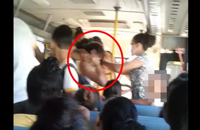 Estudantes brigam em ônibus escolar e vídeo viraliza na rede social