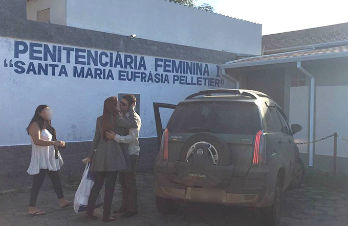 Suzane deixa prisão com o namorado para 'saidinha' do Dia das Mães