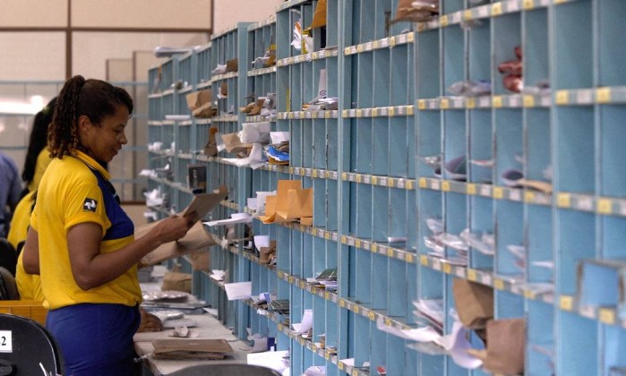 Correios podem cortar funcionários, diz presidente