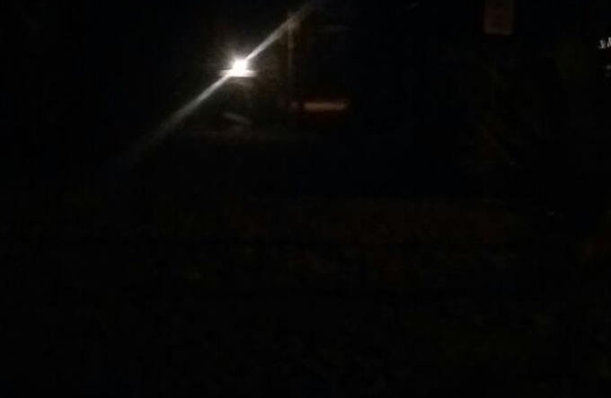Morador denuncia a falta de iluminação em rua e ciclovia 