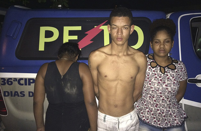 Trio acusado de assalto é preso com arma de fogo