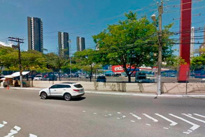 Homem é baleado durante assalto em estacionamento 