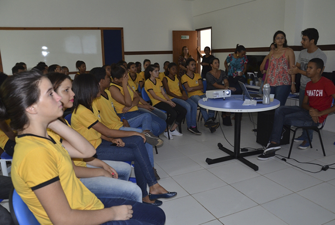 Suicídio foi tema de debate na Escola Célia Goulart