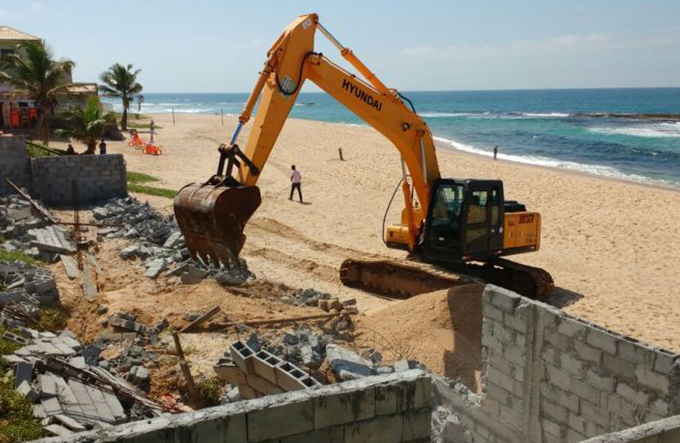 Prefeitura derruba obra irregular em Arembepe