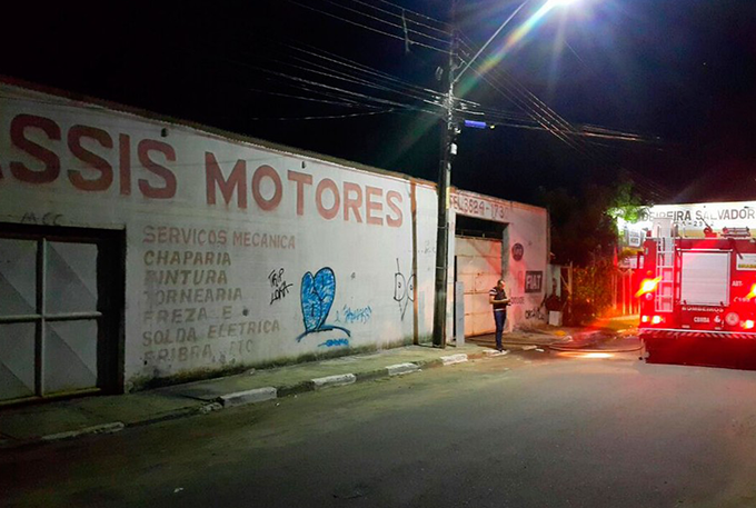 Carro pega fogo dentro de oficina em Arembepe