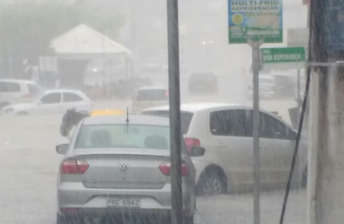Chuva forte causa alagamentos em diversos pontos